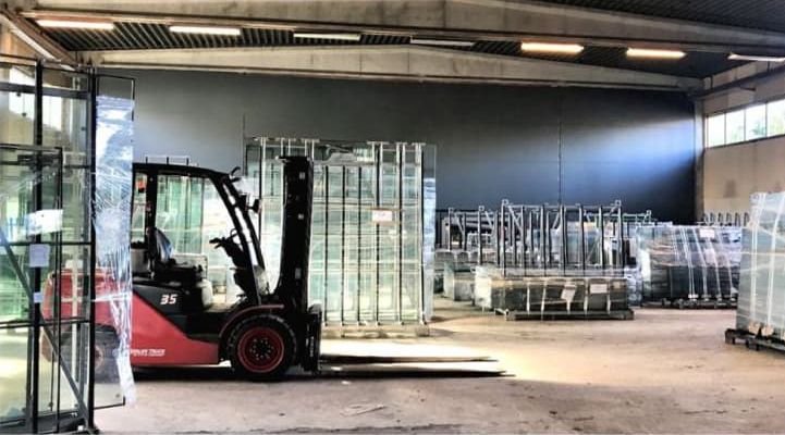 Glass og aluminium i et lagerhus