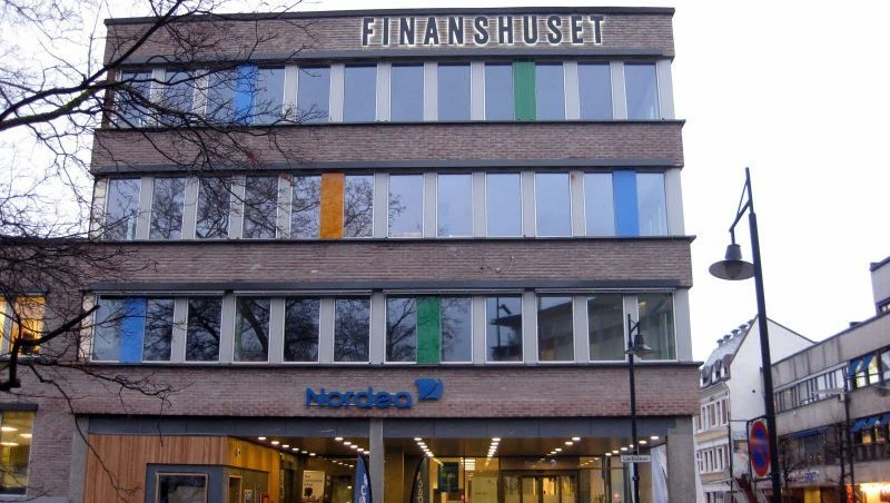 Finanshuset under en skyet himmel