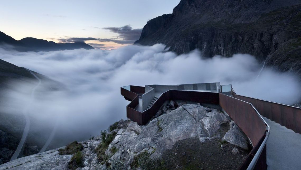 Skyer og fjell i bakgrunnen hos Trollstigenplatået