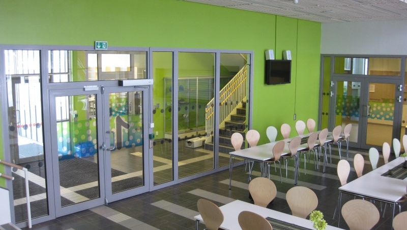 Kantine med nye vinduer og dører