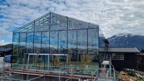 Raubergstulen Turisthytte sin nye spisesal av glassfasader og tak